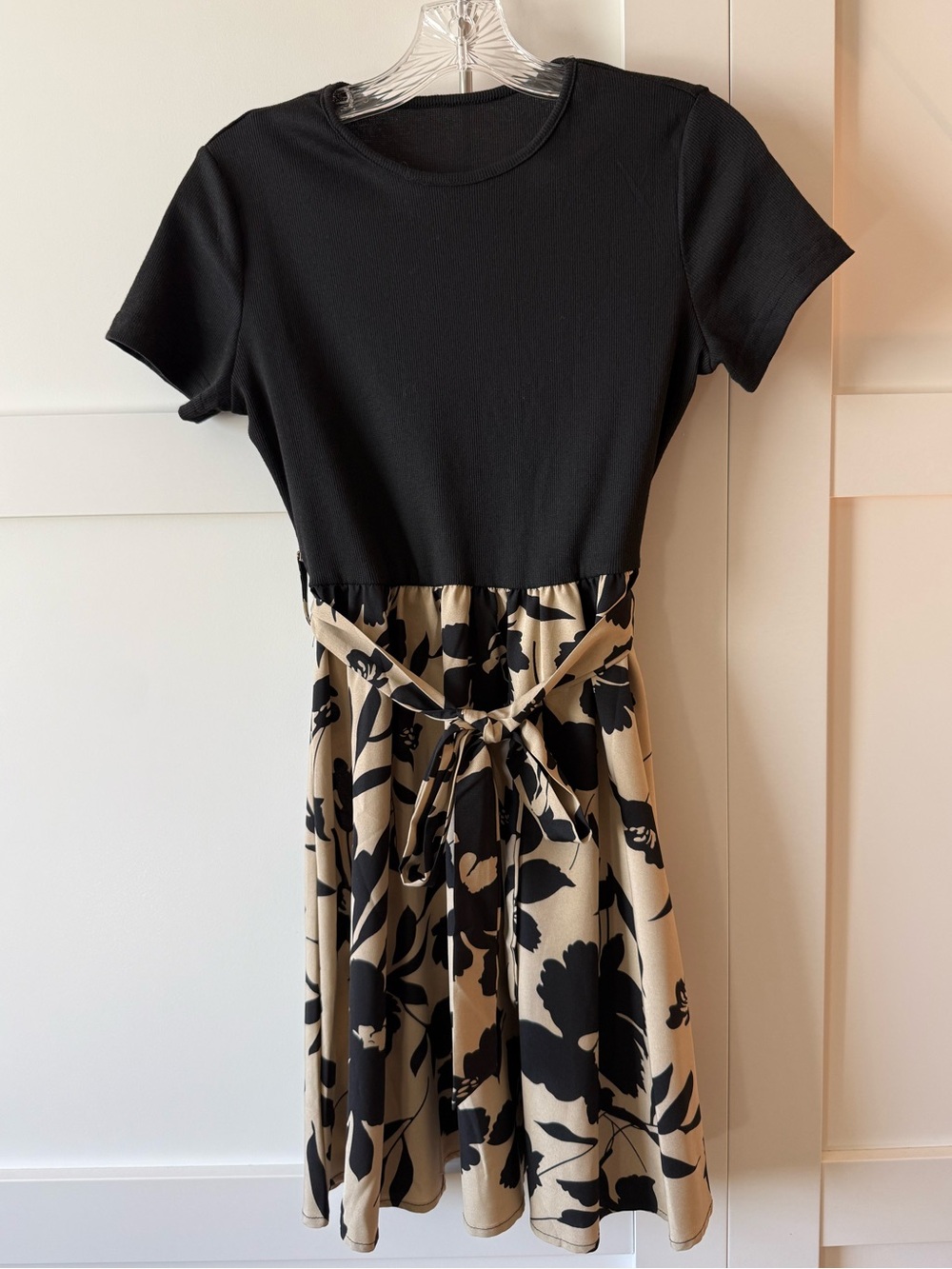 Black & Beige Floral Tie-Waist Short Sleeve Dress, Size medium